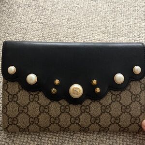 Gucci Black & Beige GG Logo Scalloped Continental Wallet